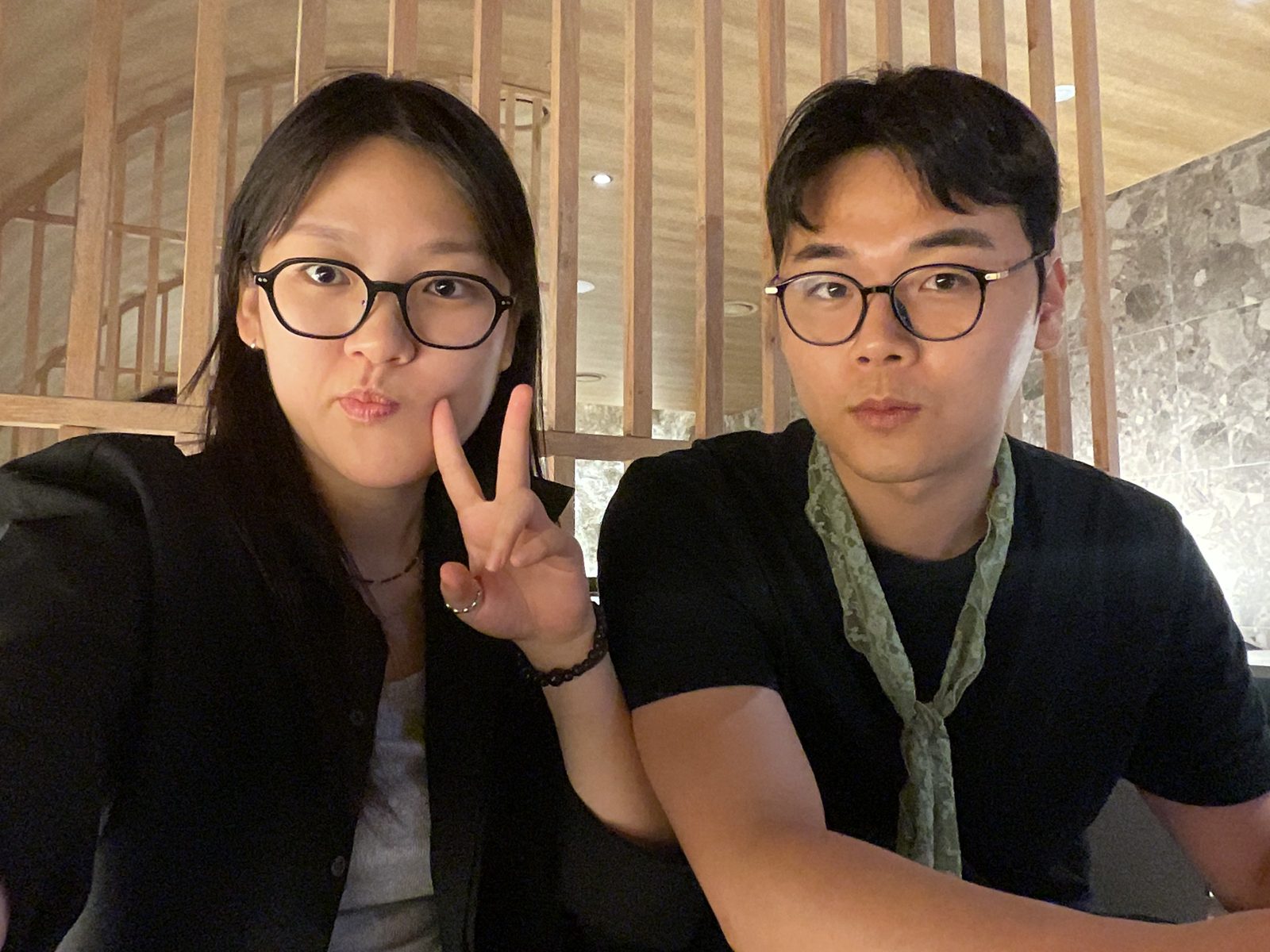 카페에서 장난스럽게 찍은 사진