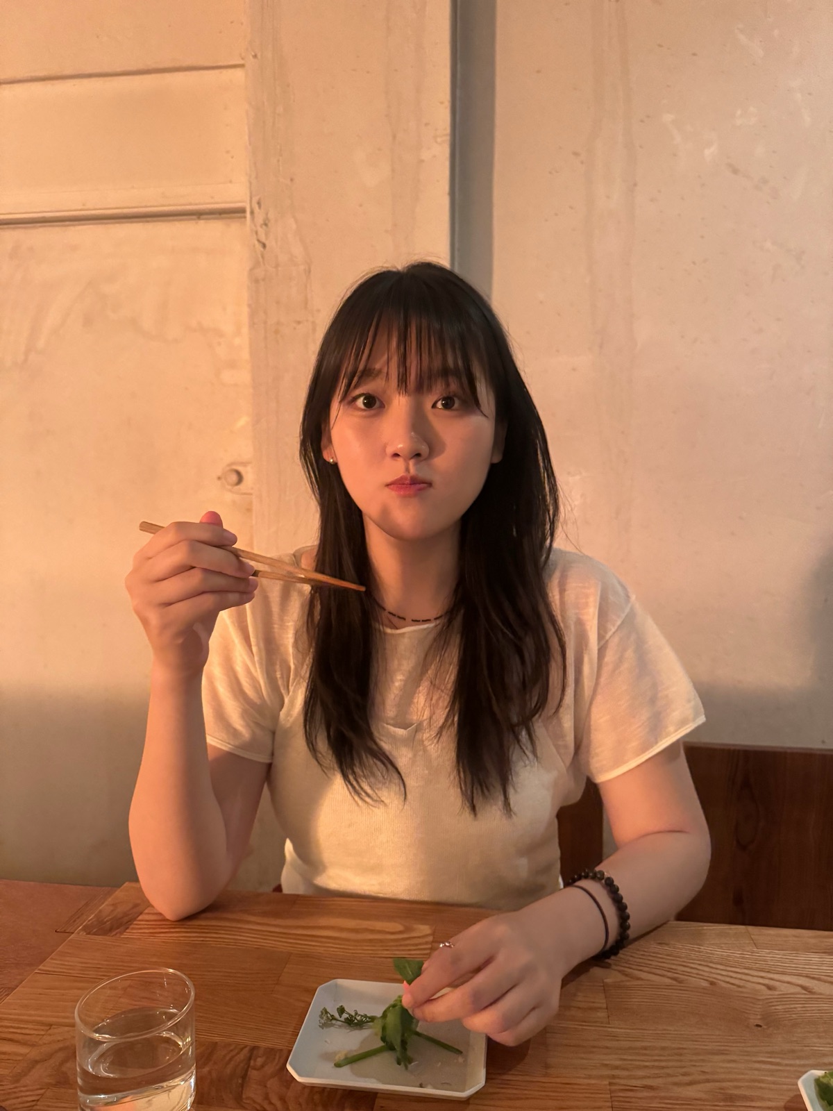 식탁에 앉아 있는 사진