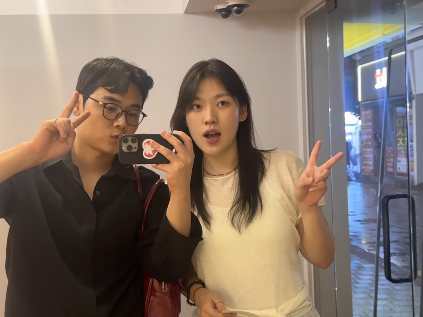 밖에서 함께 찍은 사진