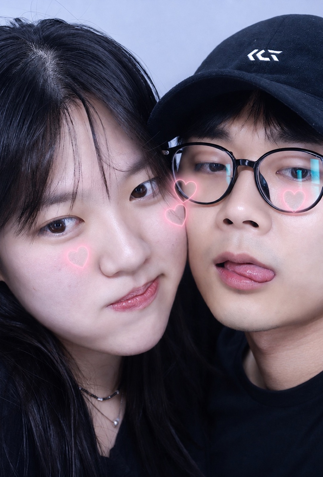얼굴을 맞대고 가까이서 찍은 사진