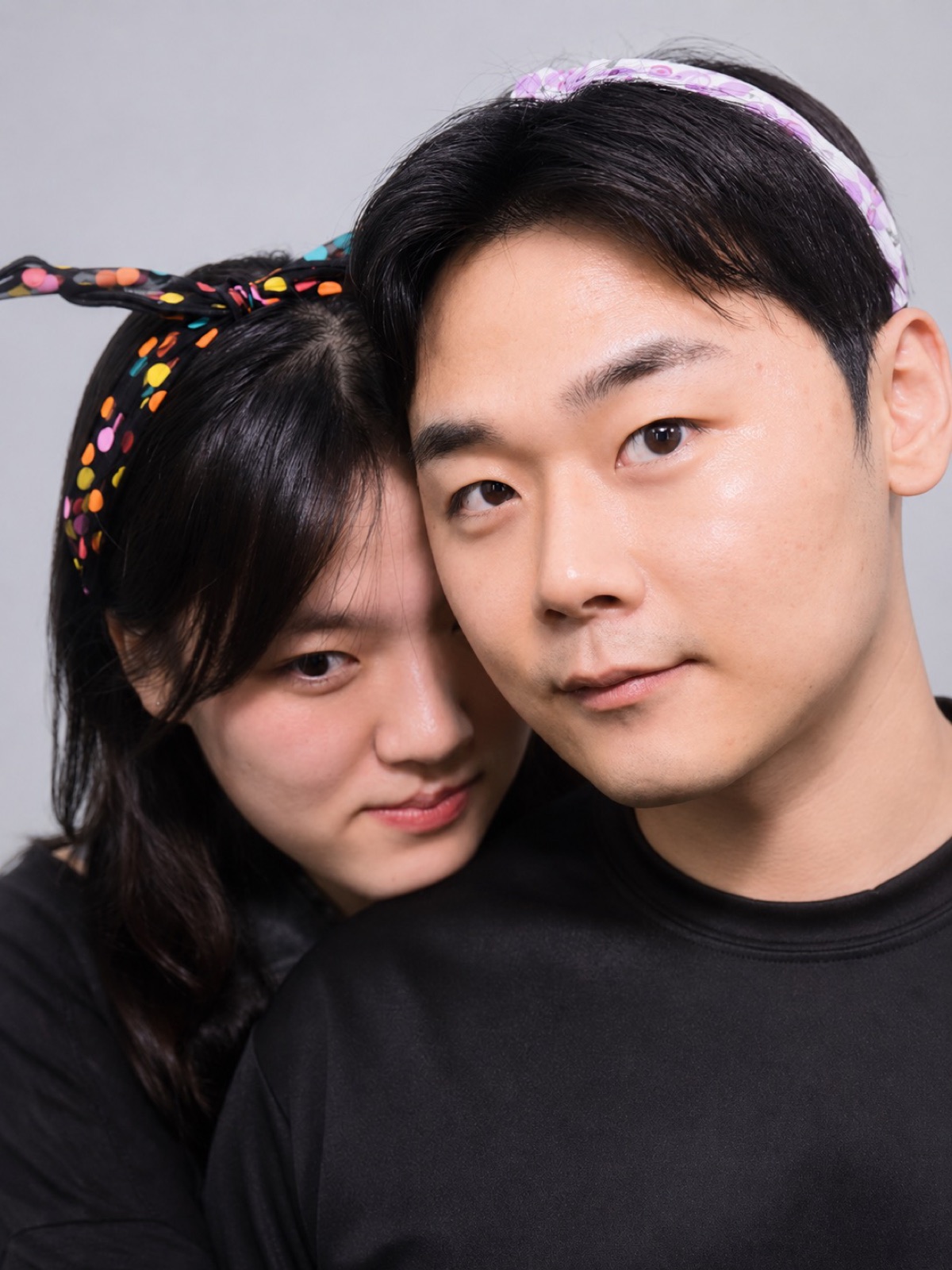 두 사람이 나란히 붙어 있는 사진